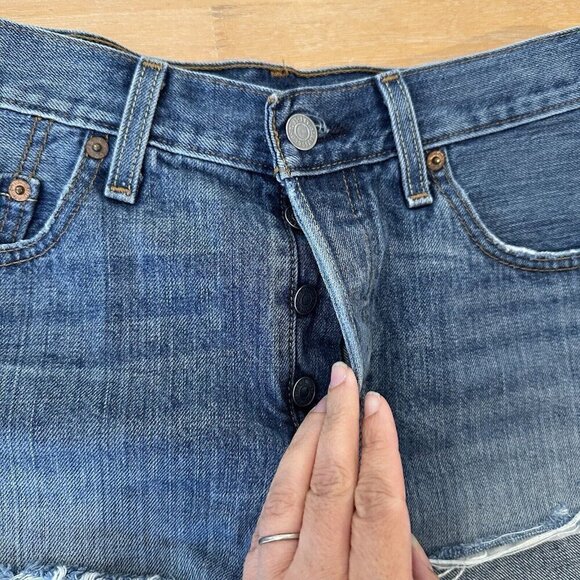 Levis 501 Cut off Shorts Womens Blue Denim Medium Wash Fringe Fray Button Sz 27 - Picture 3 of 9